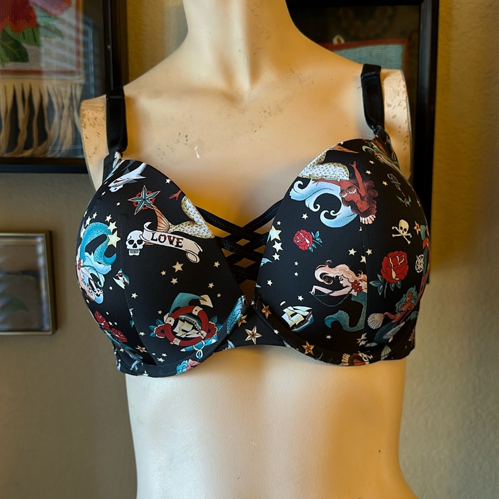 Torrid 42c Back Smoothing, Push Up, Plunge Bra with skulls and floral design
